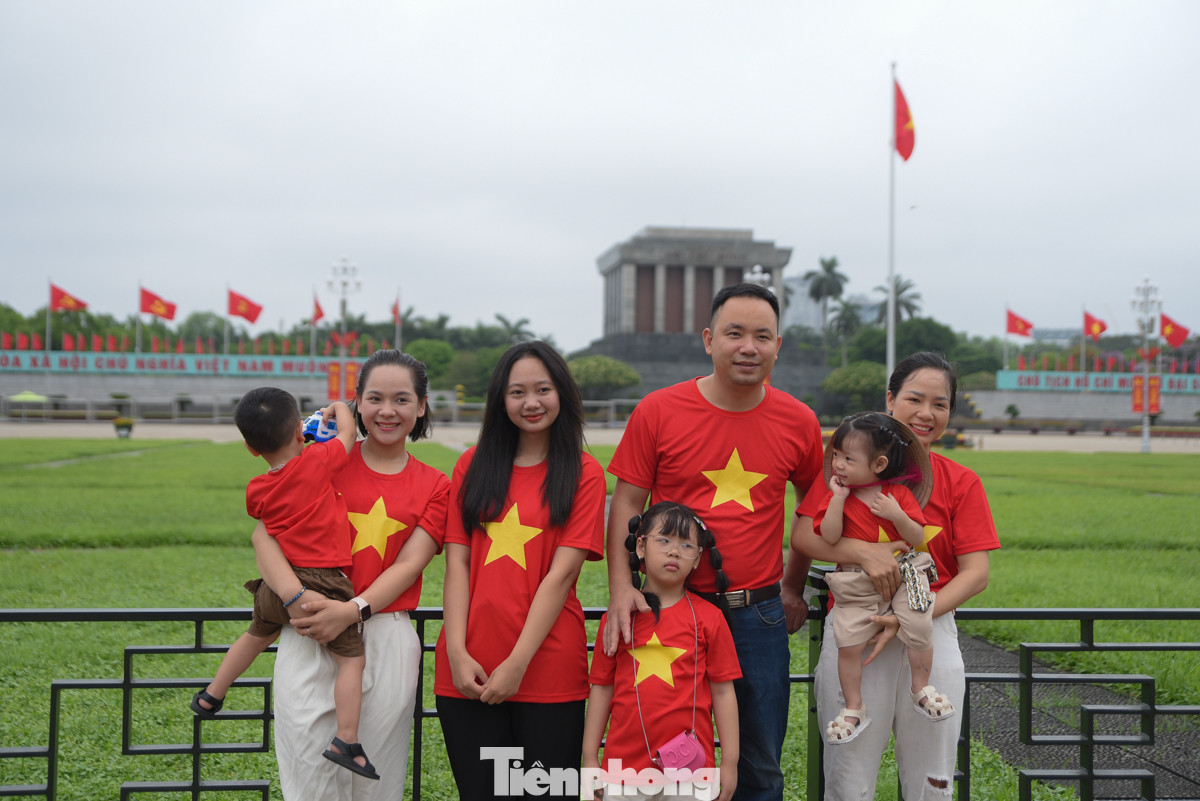 Một gia đình chụp ảnh lưu niệm tại Quảng trường Ba Đình sáng 19/5