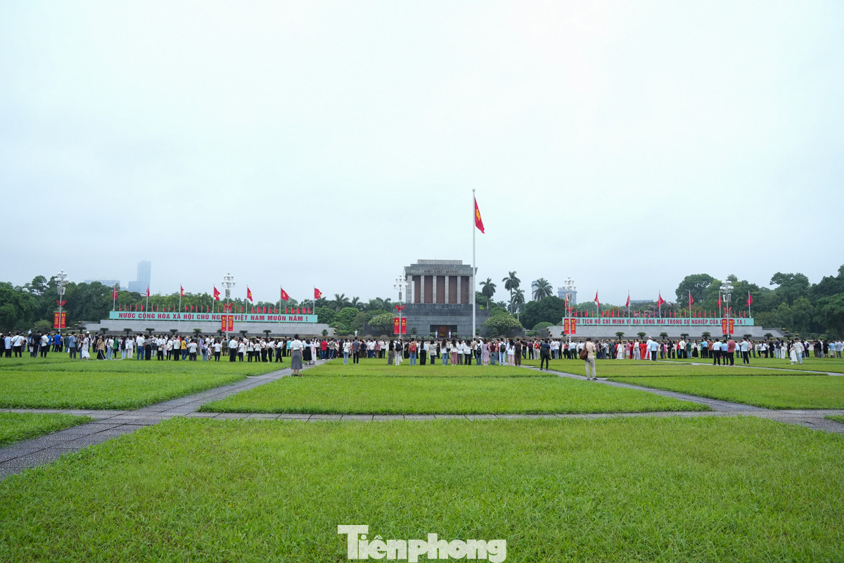 Sáng 19/5, nhân kỷ niệm 134 năm Ngày sinh Chủ tịch Hồ Chí Minh, đông đảo người dân đã về Quảng trường Ba Đình (Hà Nội) để tham dự lễ chào cờ trong ngày đặc biệt này.