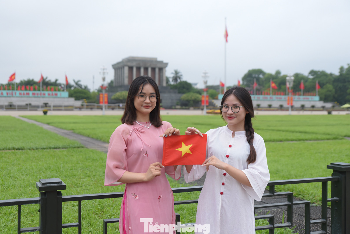 Từ 4h sáng, hai chị em Thuỷ và Uyên đi từ Hoài Đức lên Quảng trường Ba Đình để xem lễ chào cờ. "Rất tự hào và xúc động khi có mặt tại Quảng trường Ba Đình vào ngày đặc biệt này. Mình và em gái đã lên kế hoạch từ cách đây 2 tháng. Sáng nay, bọn mình dậy từ sớm để không bỏ lỡ khoảnh khắc đặc biệt trong ngày sinh của Người", bạn Đỗ Thị Thuỷ (Hoài Đức, Hà Nội) chia sẻ,