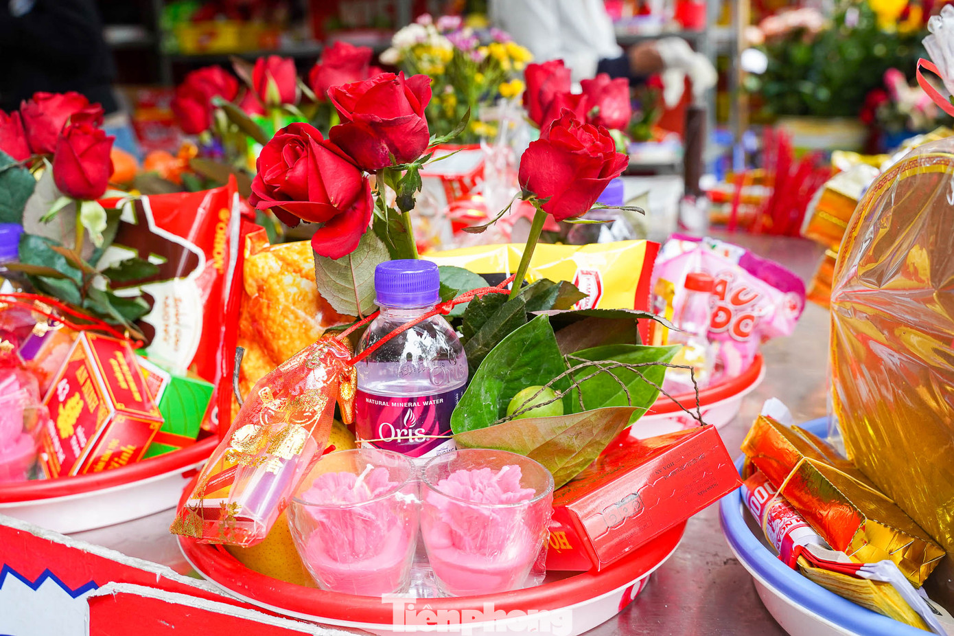 Khi tới chùa Hà, người dân thông thường sẽ chuẩn bị lễ vật đơn giản, bao gồm hương, tiền vàng, hoa quả, bánh kẹo... và không thể thiếu hoa hồng. Được biết, mỗi phần lễ sẽ có từng mức giá khác nhau, từ 50 - 100.000 đồng.