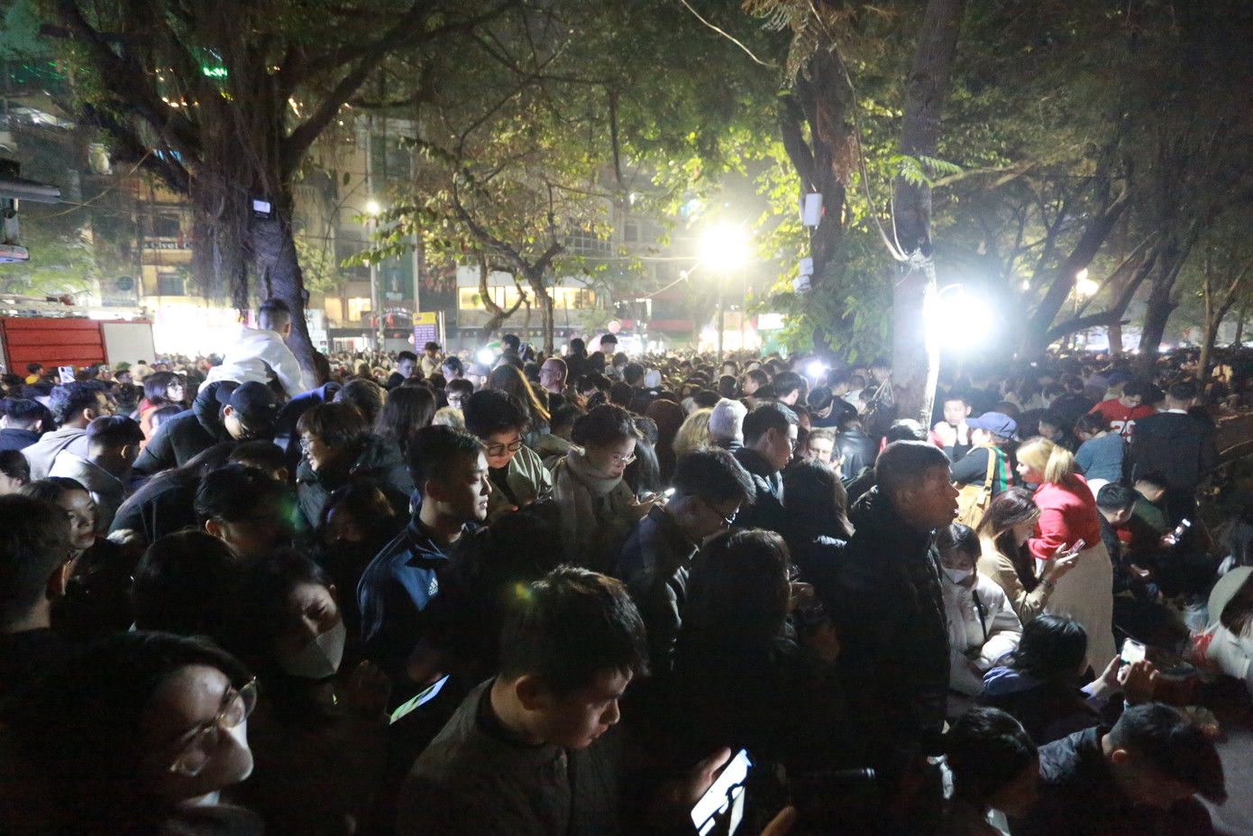 Tại khu vực hồ Gươm (quận Hoàn Kiếm) từ tối 31/12, rất đông người dân đã tới để chờ đón màn bắn pháo hoa chào mừng năm mới 2025. Tại khu vực hồ Gươm (quận Hoàn Kiếm) từ tối 31/12, rất đông người dân đã tới để chờ đón màn bắn pháo hoa chào mừng năm mới 2025.