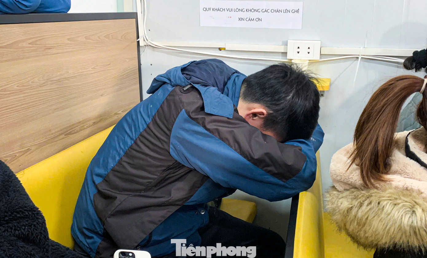 Đợi lâu, một số người gục đầu xuống ghế để nghỉ ngơi vài phút.