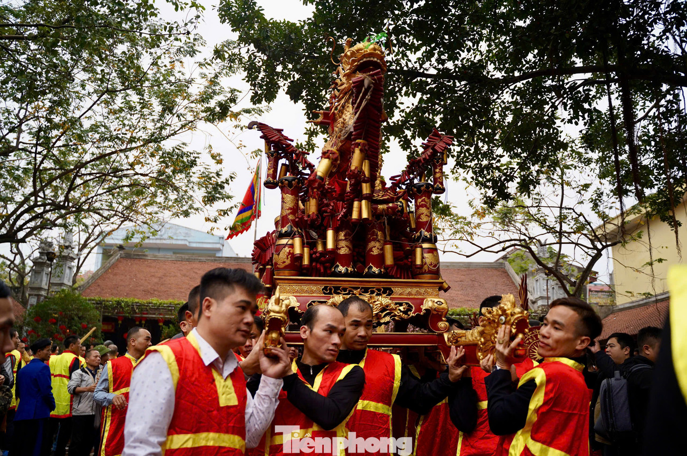Ngày mùng 4 Tết, người dân làng Đồng Kỵ (nay là phường Đồng Kỵ, thành phố Từ Sơn, tỉnh Bắc Ninh) cùng du khách thập phương nô nức mở lễ hội rước pháo, cầu mong một năm làm ăn phát tài, gặp nhiều may mắn.