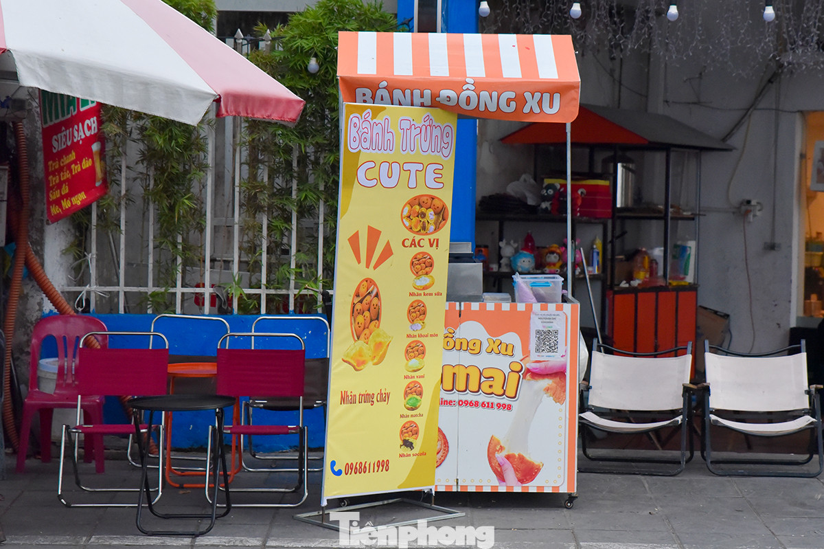 Một số quán bán bánh đồng xu phô mai thường xuyên không có nhân viên đứng trực bán hàng.