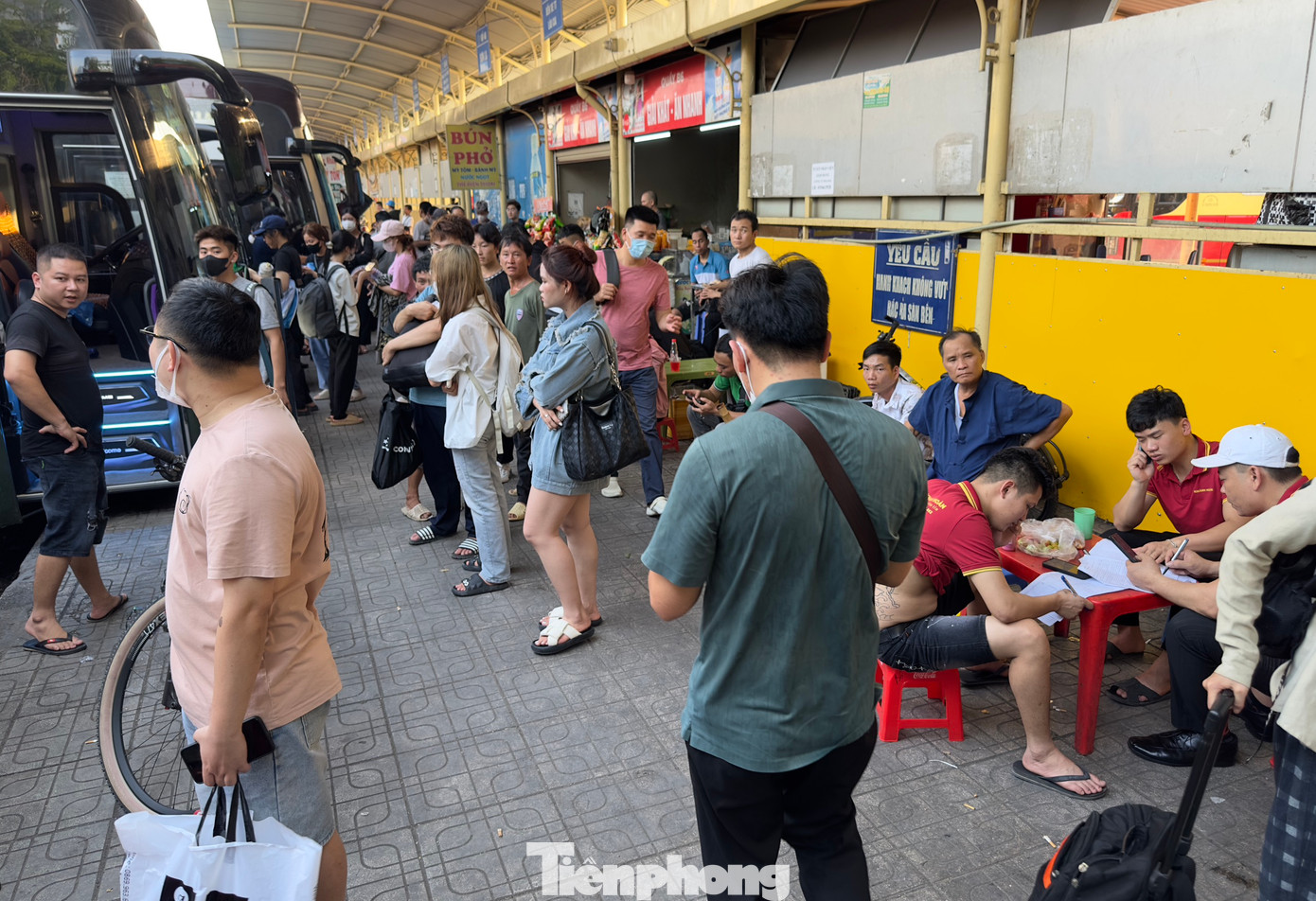 Dòng người đổ về bến xe Mỹ Đình trong chiều 26/4, nhiều tuyến xe rời bến trong tình trạng chật cứng.