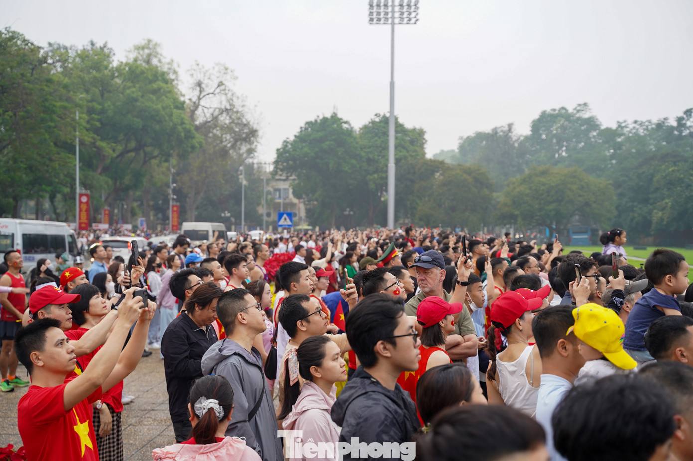Sáng 30/4 (Ngày giải phóng miền Nam, thống nhất đất nước), lễ Chào cờ diễn ra trang nghiêm tại quảng trường Ba Đình. Lá cờ Tổ quốc đã được kéo lên từ ngày 29/4, chính vì vậy năm nay chỉ có lễ Chào cờ, thay vì Thượng cờ như mọi năm.