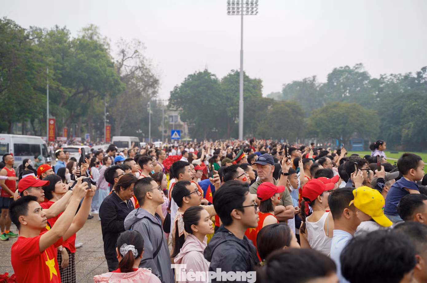 Sáng 30/4 (Ngày giải phóng miền Nam, thống nhất đất nước), lễ Chào cờ diễn ra trang nghiêm tại quảng trường Ba Đình. Lá cờ Tổ quốc đã được kéo lên từ ngày 29/4, chính vì vậy năm nay chỉ có lễ Chào cờ, thay vì Thượng cờ như mọi năm.