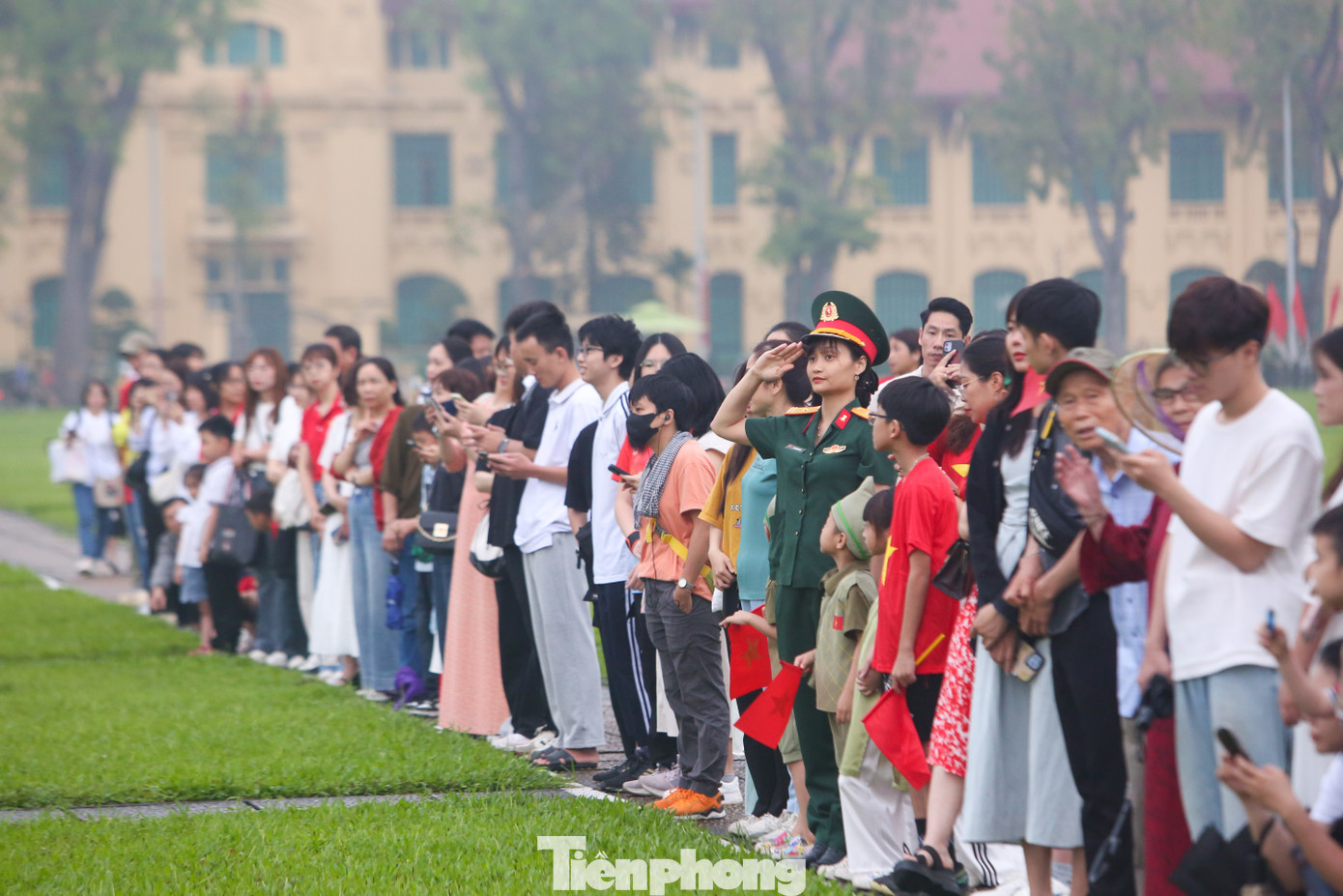 Nhân dân quanh khu vực dừng mọi hoạt động, hướng về cột cờ giữa quảng trường, Quốc ca nước Cộng hòa xã hội chủ nghĩa Việt Nam vang lên với âm hưởng hùng tráng, thiêng liêng.