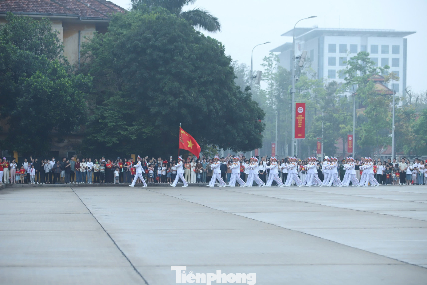 Đội hình tiêu binh danh dự gồm 34 tiêu binh tượng trưng cho 34 chiến sĩ đầu tiên của Đội Việt Nam tuyên truyền giải phóng quân, tiền thân của Quân đội Nhân dân Việt Nam.