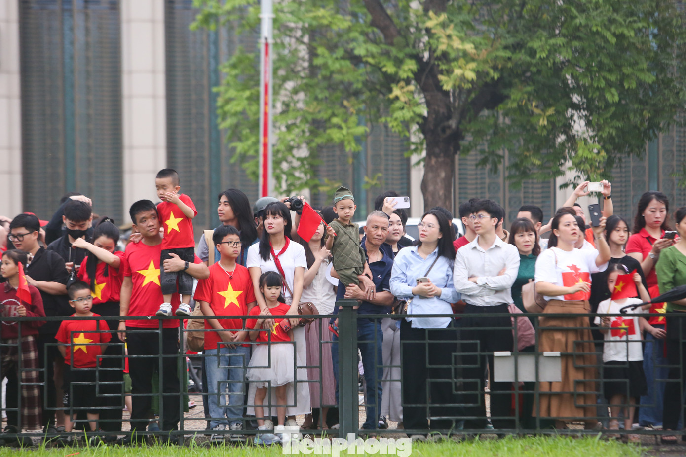 Khoảng 5 giờ 40 sáng 30/4 tại Quảng trường Ba Đình, đông đảo người dân đã có mặt.