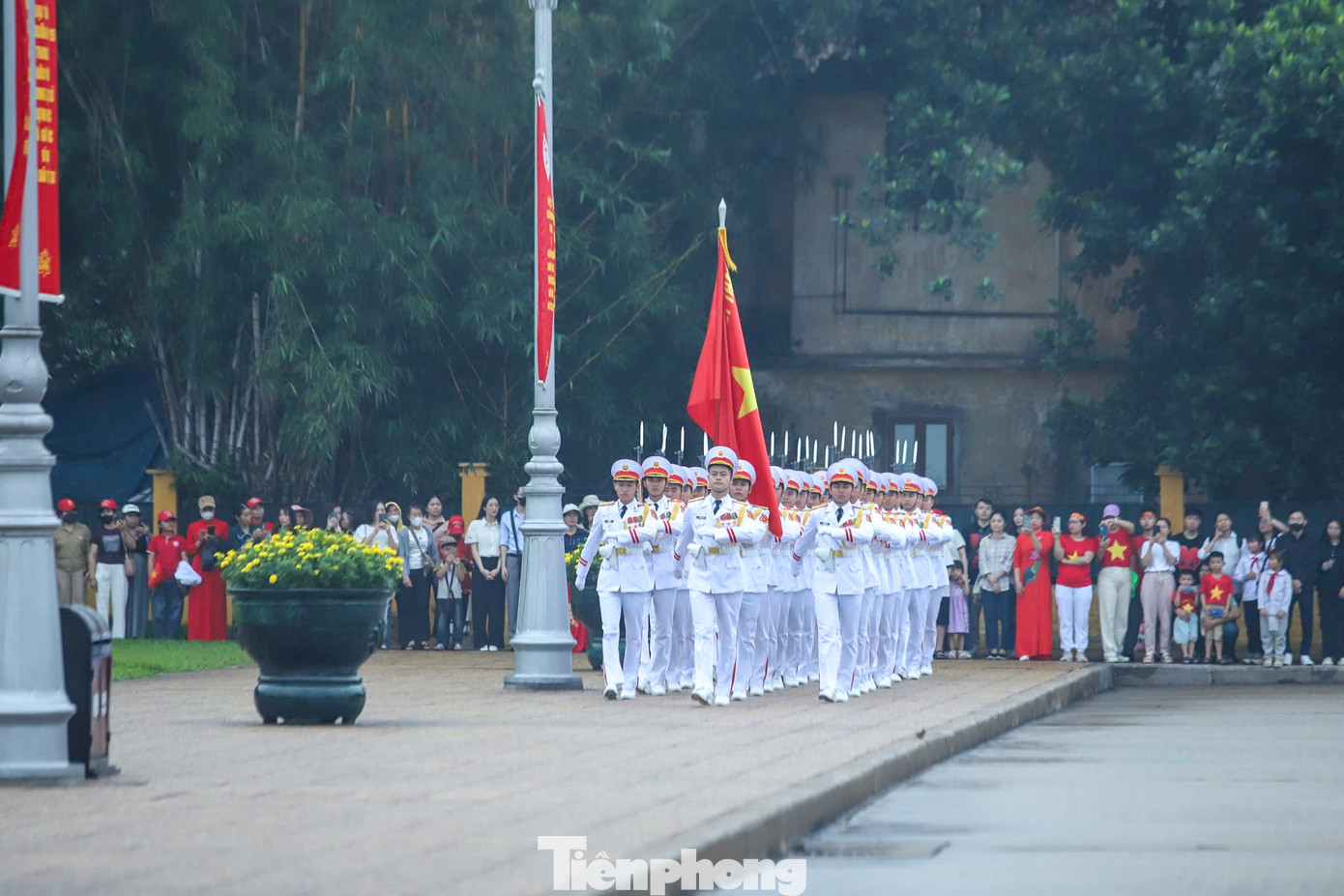6 giờ kém 5 phút, đội tiêu binh hành tiến vào Quảng trường Ba Đình trên nền quân nhạc.