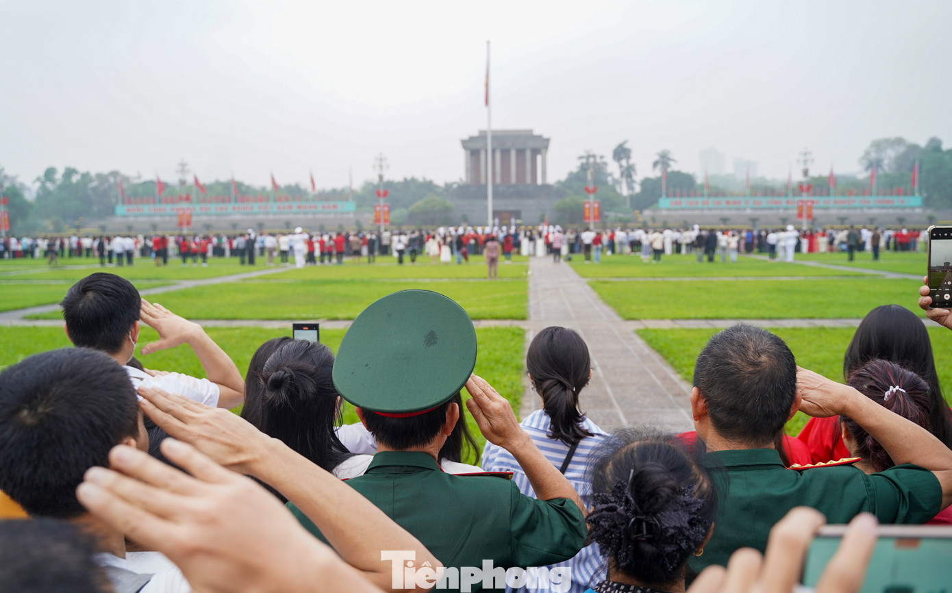 Trong giây phút thiêng liêng, khi giai điệu bài &apos;&apos;Tiến quân ca&apos;&apos; vang lên hùng tráng, không ai bảo ai, những người có mặt bên Lăng Bác và cả những người đi qua đường Hùng Vương nhanh chóng trở về tư thế đứng nghiêm, cùng hướng về lễ đài với tấm lòng thành kính, ngưỡng vọng và tin yêu!