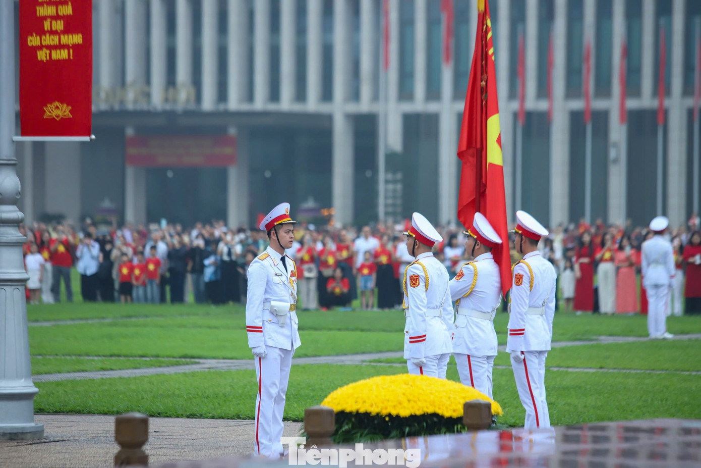 Nghi lễ chào cờ được thực hiện trang nghiêm, trong không khí thiêng liêng, thành kính.