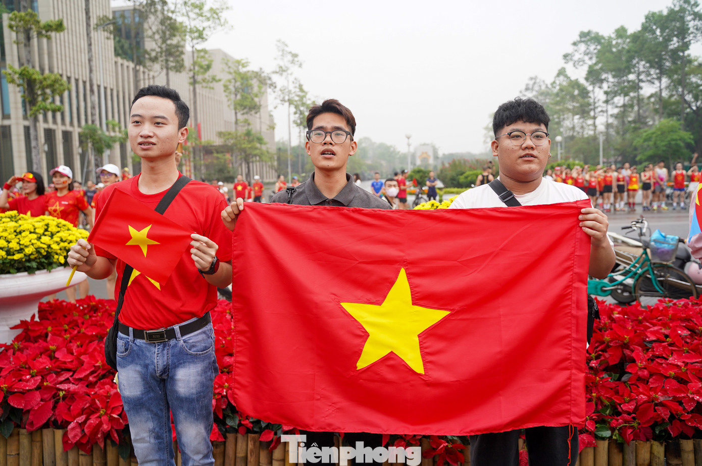 Nhân dân quanh khu vực dừng mọi hoạt động, hướng về cột cờ giữa quảng trường, Quốc ca nước Cộng hòa xã hội chủ nghĩa Việt Nam vang lên với âm hưởng hùng tráng, thiêng liêng.