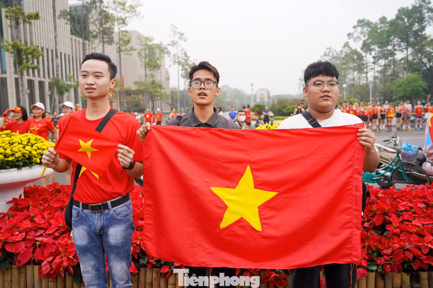 Nhân dân quanh khu vực dừng mọi hoạt động, hướng về cột cờ giữa quảng trường, Quốc ca nước Cộng hòa xã hội chủ nghĩa Việt Nam vang lên với âm hưởng hùng tráng, thiêng liêng.