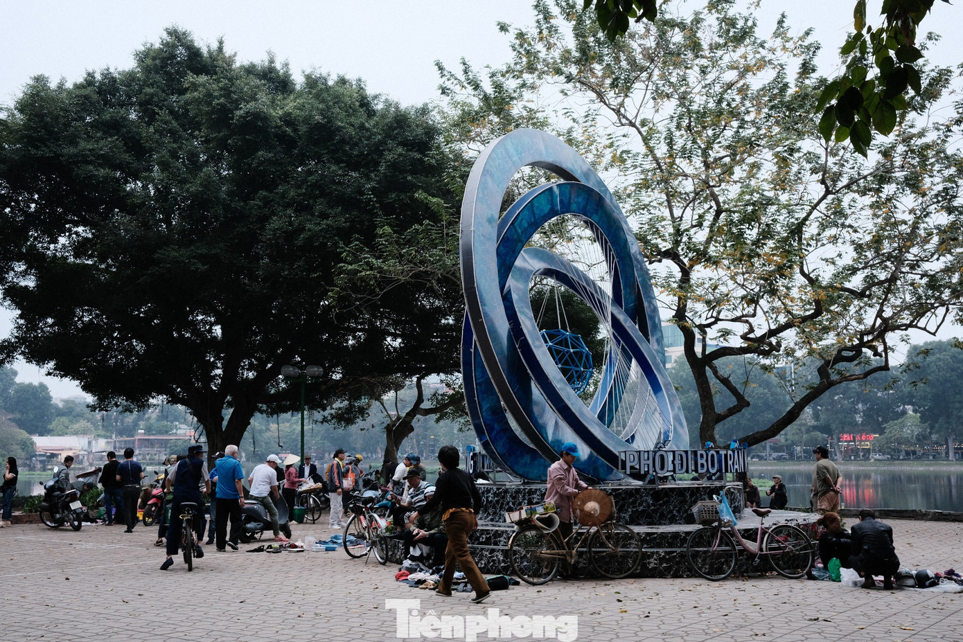 Dù nằm ở vị trí đắc địa, tuy nhiên xung quanh hồ Thiền Quang đang tồn tại một số bất cập, nhiều đoạn vỉa hè đã xuống cấp, trở thành nơi buôn bán của người dân.