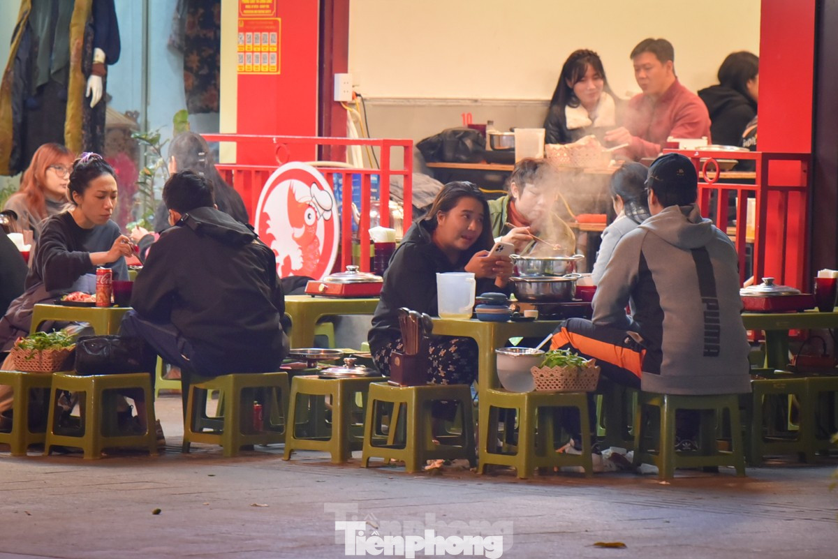 Ngoài những món ăn vặt, các món lẩu, nướng cũng trở nên phổ biến hơn vào mùa đông Hà Nội. Nhiều thực khách có sở thích ăn uống ngoài trời, vừa trò chuyện, vừa trải nghiệm ẩm thực trong những ngày gió lạnh.