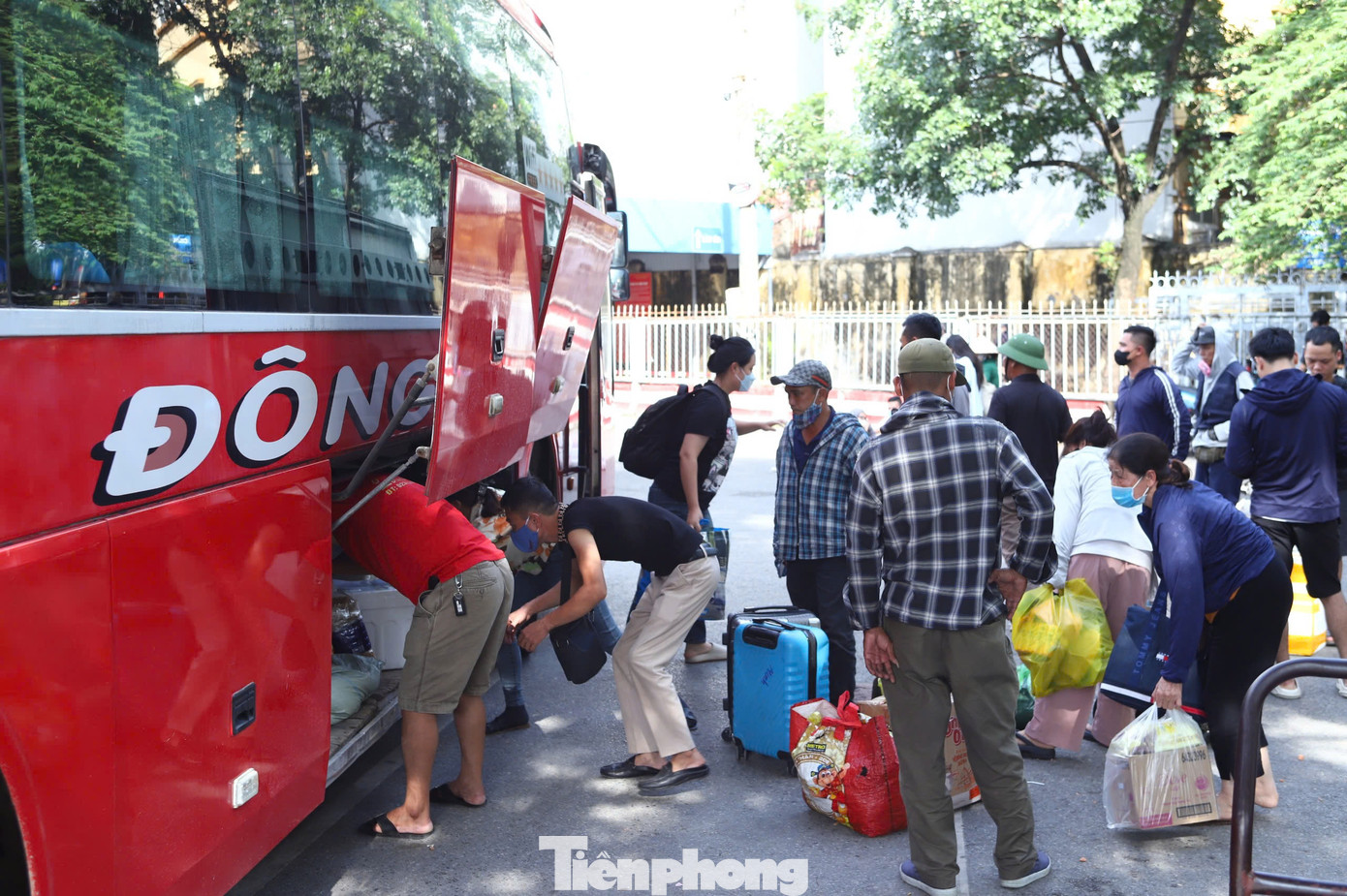Sau khi tới bến Giáp Bát, nhà xe nhanh chóng trả hành lý để quay về đón lượt khách mới.