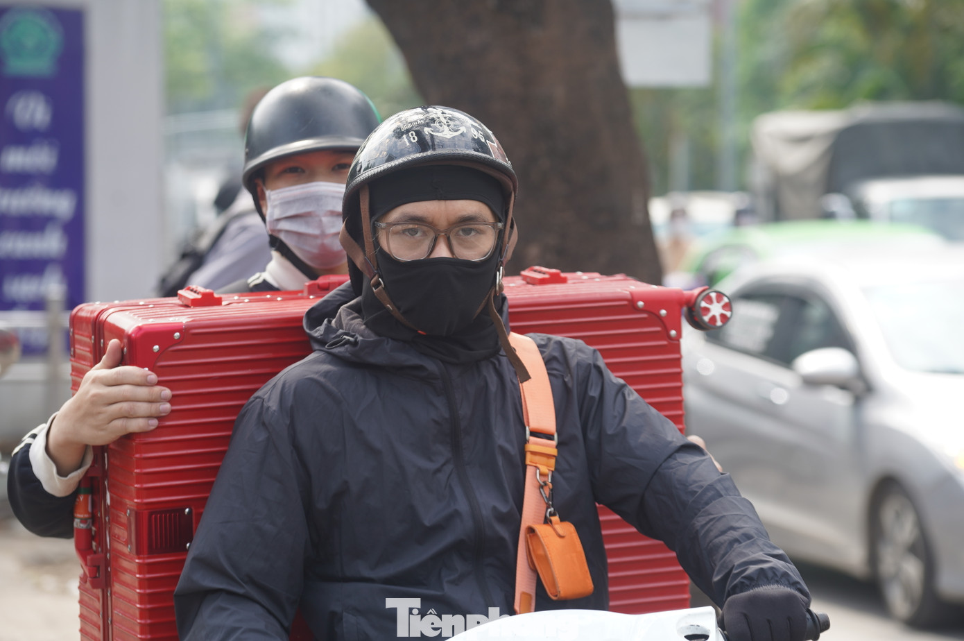 Người dân tay xách nách mang, lỉnh kỉnh đồ đạc trên các tuyến đường.