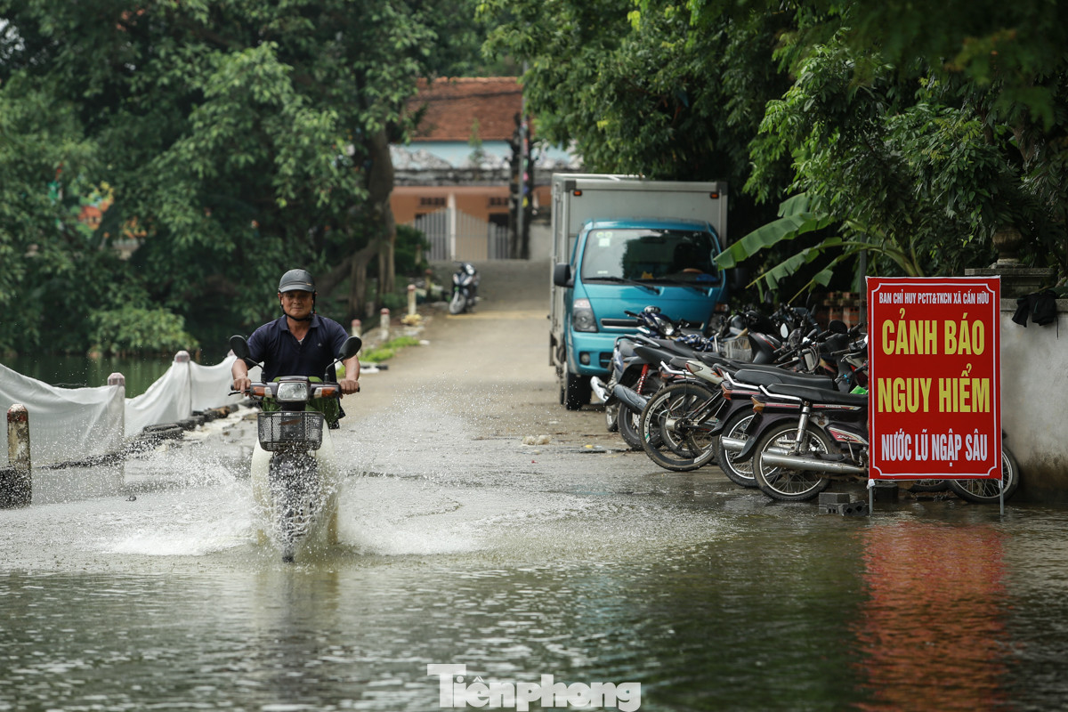 Ông Nguyễn Tiến Dũng, Chủ tịch UBND xã Cấn Hữu (huyện Quốc Oai) cho biết: "Mấy ngày qua, mưa lớn đã làm cho xóm Bến Vôi bị ngập nước. Trong đó, sâu nhất là khu vực cuối xóm, người dân phải di chuyển bằng thuyền. UBND xã đã hỗ trợ di dời các hộ bị ngập sâu đến nơi tạm trú an toàn".