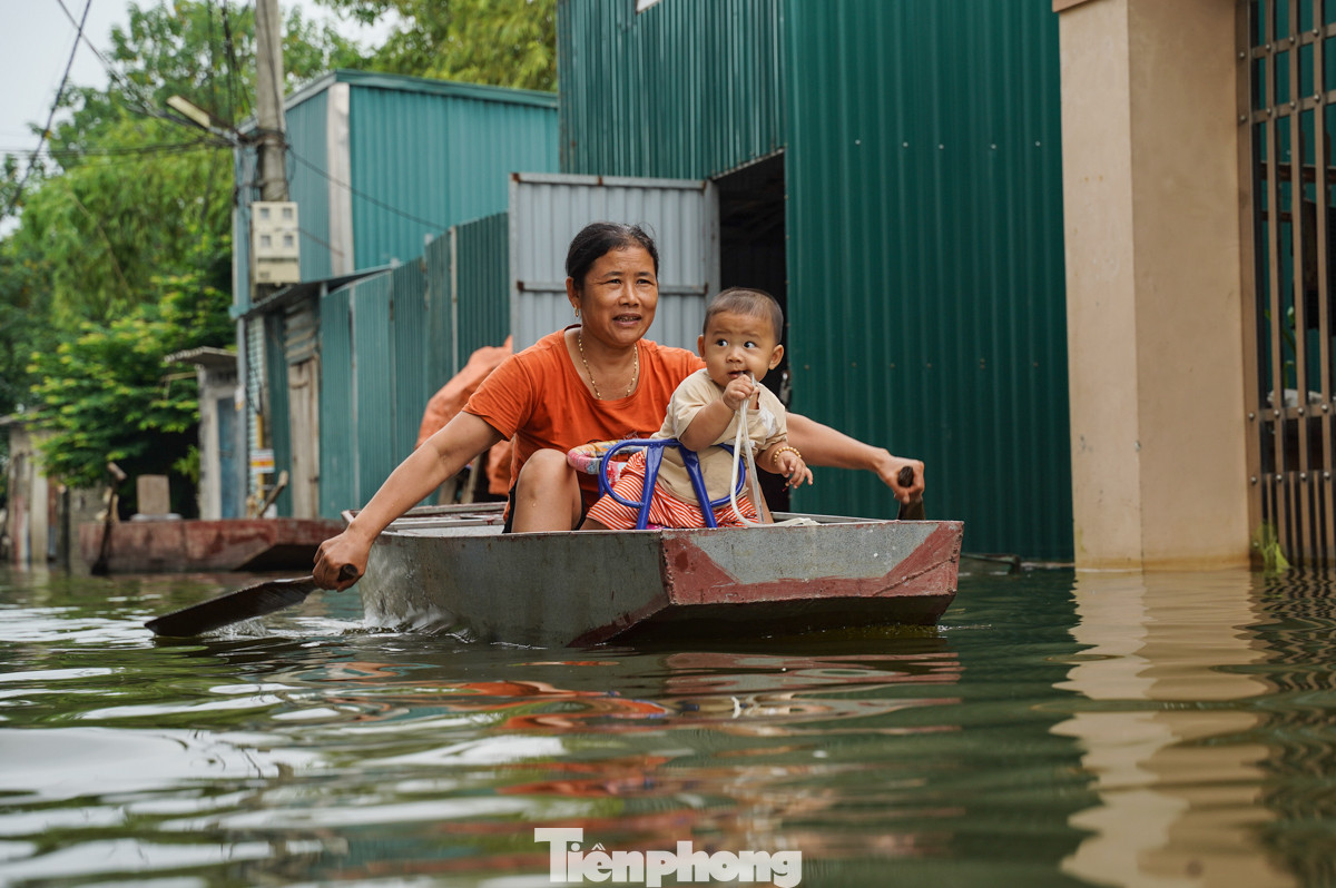 Xuồng tôn thành phương tiện di chuyển chủ yếu của người dân nơi đây. "Rất khó khăn, nước quanh nhà tôi ngập hơn 1 mét, tôi già không thể đi lại được", bà Lan chia sẻ.