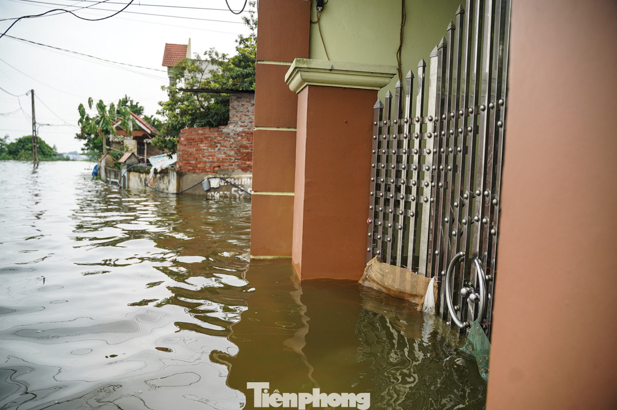 Sau 6 ngày, nhiều ngôi nhà vẫn ngập sâu trong biển nước.