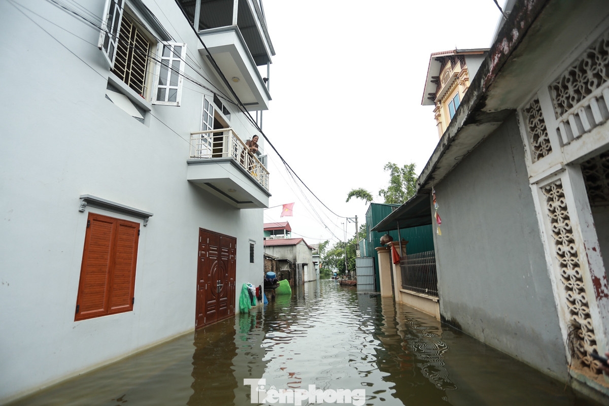 Xóm Bến Vôi có hơn 100 hộ dân đang sinh sống, ngay khi nhận được thông tin nơi đây ngập lụt, chính quyền địa phương đã có nhiều biện pháp hỗ trợ người dân.