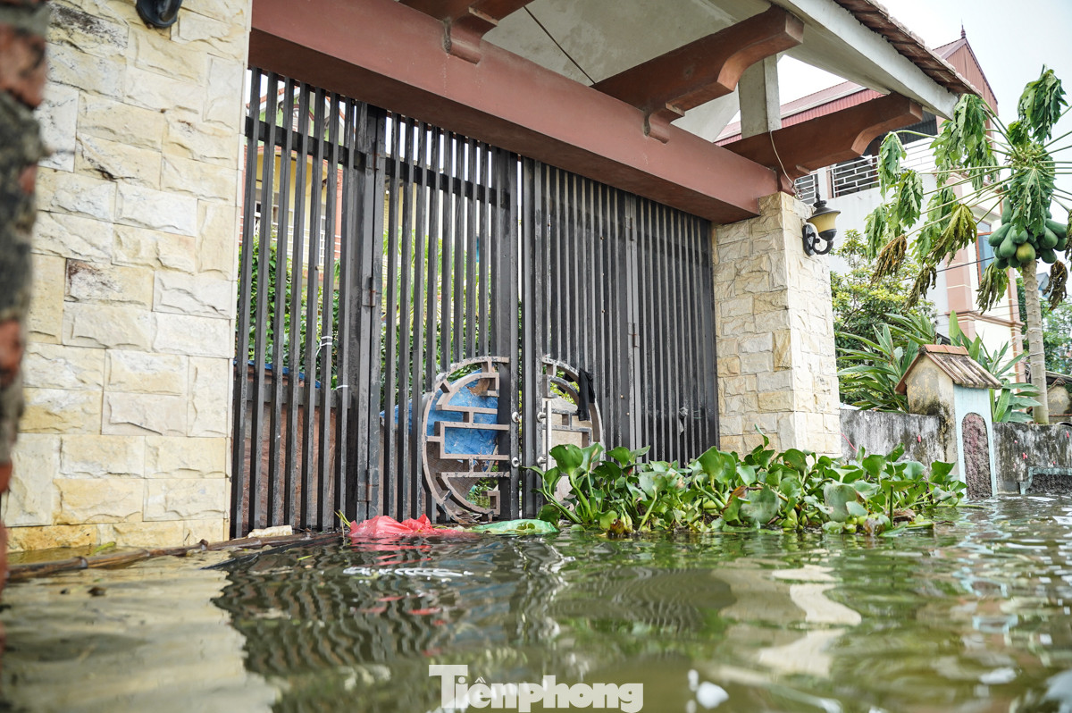 Sau 6 ngày, nhiều ngôi nhà vẫn ngập sâu trong biển nước.