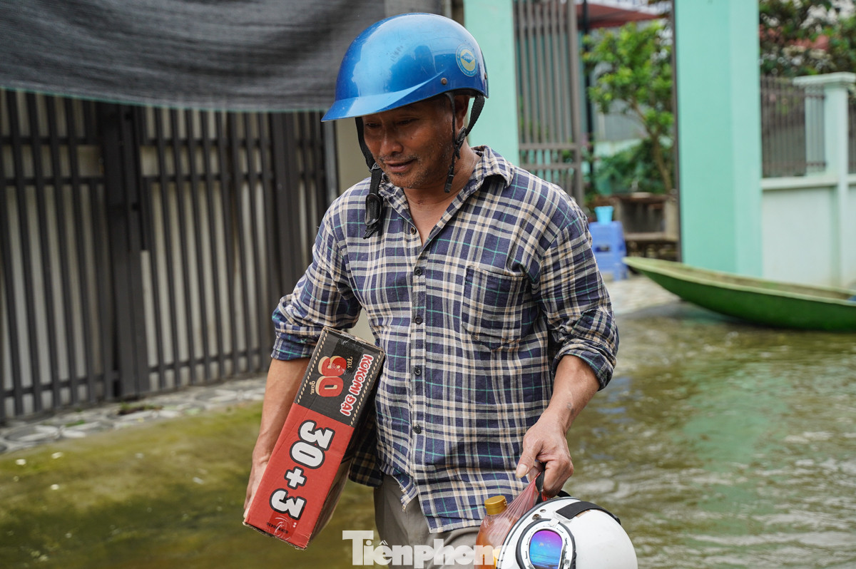 Mì gói thành món ăn quen thuộc của người dân xóm Bến Vôi những ngày này.