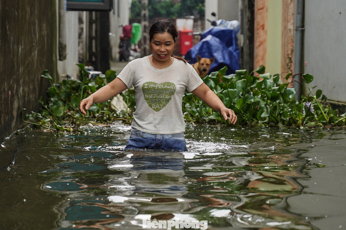 Tình trạng ngập sâu khiến việc di chuyển, sinh hoạt của dân người bị xáo trộn, nguồn nước bị nhiễm bẩn.
