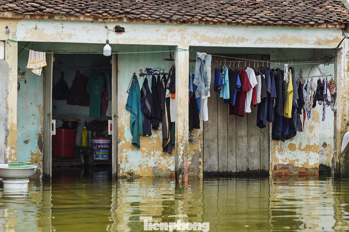 Sau 6 ngày, nhiều ngôi nhà vẫn ngập sâu trong biển nước.
