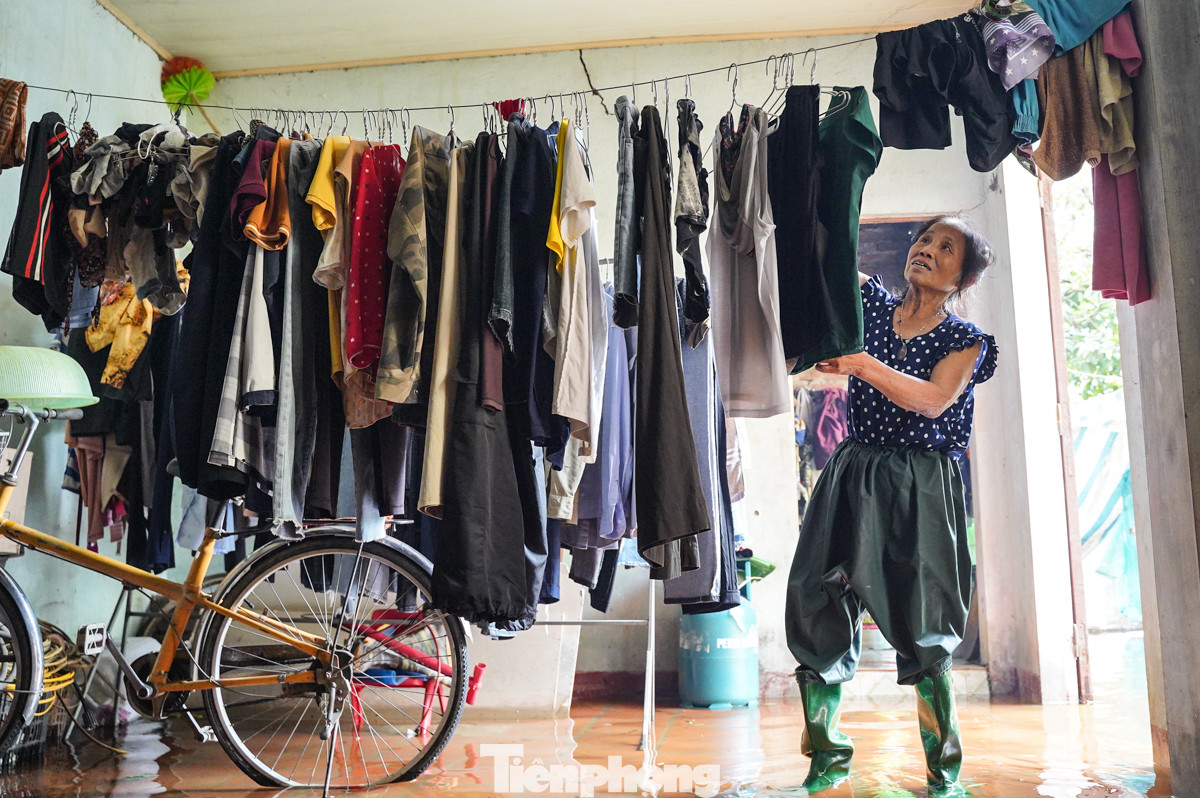 Quần áo, dụng cụ làm nông đều phải đem vào nhà vì ngoài sân nước vẫn ngập sâu.