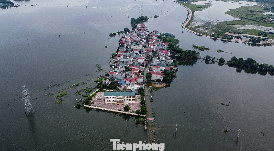 Nước sông Tích lên cao do ảnh hưởng của mưa lũ đã biến xóm Bến Vôi, xã Cấn Hữu (huyện Quốc Oai, Hà Nội) thành "ốc đảo", giao thông chia cắt.