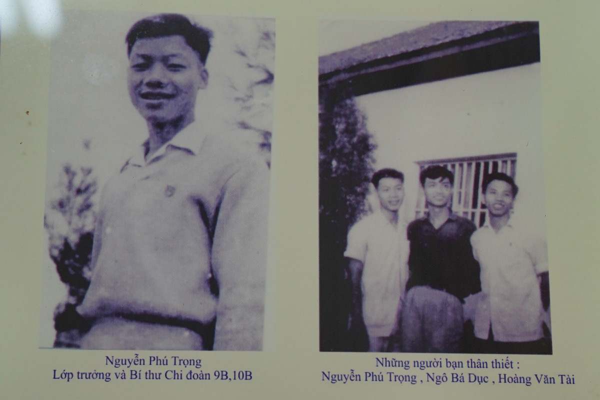 Tổng Bí thư Nguyễn Phú Trọng chụp ảnh cùng hai người bạn thân cùng làng là ông Ngô Bá Dục và ông Hoàng Văn Tài (Ảnh: Tư liệu trường THPT Nguyễn Gia Thiều)