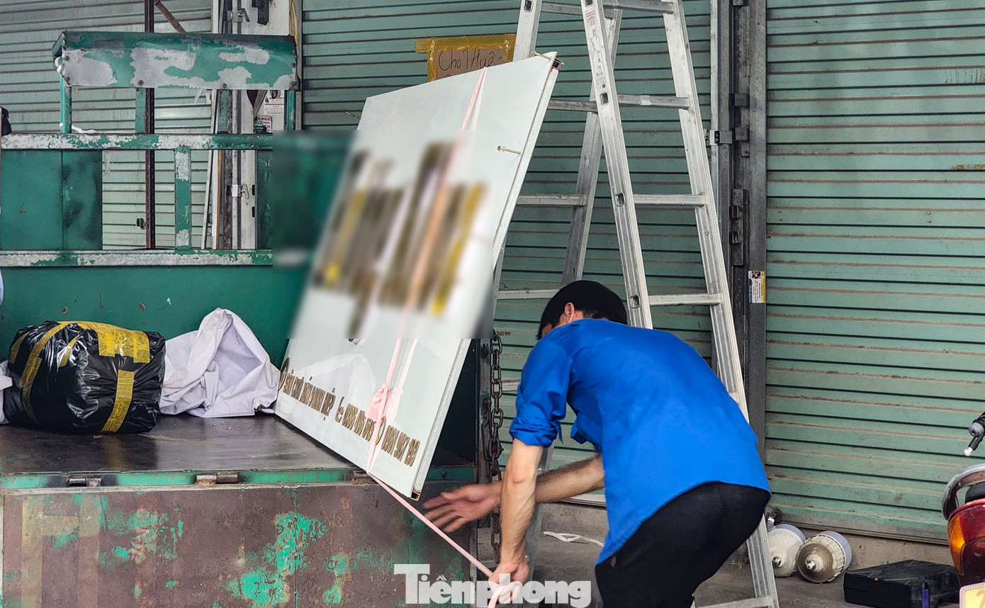 Một số cửa hàng còn tháo cả biển hiệu kinh doanh. Một số cửa hàng còn tháo cả biển hiệu kinh doanh.