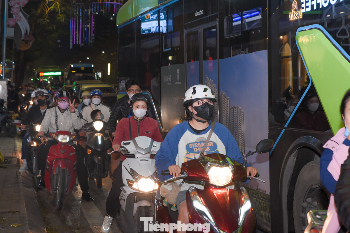 Ghi nhận lúc 18 giờ, quanh khu vực đường Lạc Long Quân (quận Tây Hồ) rất đông người đổ về phố đi bộ Trịnh Công Sơn để xem lễ hội ánh sáng.