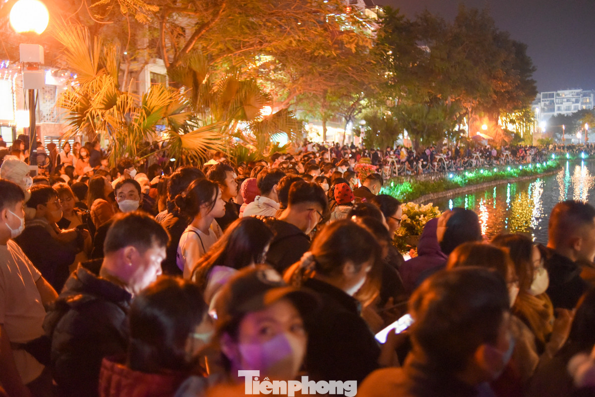 Rất nhiều người dân đến từ rất sớm, trước khoảng 1-2 tiếng đồng hồ để "xí" chỗ đẹp chờ đợi màn biểu diễn.