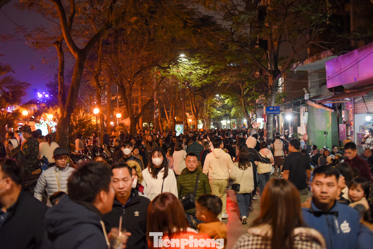 Vì màn biểu diễn drone trước diễn ra vào dịp Tết nên nhiều bạn trẻ về quê chưa kịp xem, chứng kiến nên hôm nay các bạn dẫn nhau đi để tận hưởng bầu không khí của lễ hội ánh sáng. "Dù hôm nay chỉ có 300 chiếc máy bay không người lái, rất ít so với 2024 lúc Tết nhưng mình vẫn rất hào hứng chứng kiến".