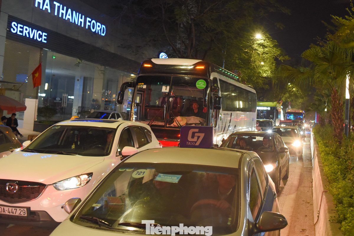 Cả 2 làn đường chật cứng người dân tới thưởng thức màn trình diễn ánh sáng.