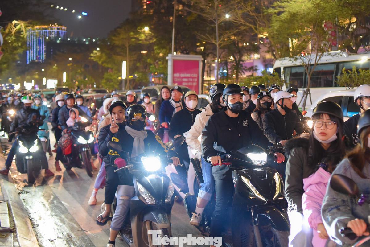 Ghi nhận lúc 18 giờ, quanh khu vực đường Lạc Long Quân (quận Tây Hồ) rất đông người đổ về phố đi bộ Trịnh Công Sơn để xem lễ hội ánh sáng.