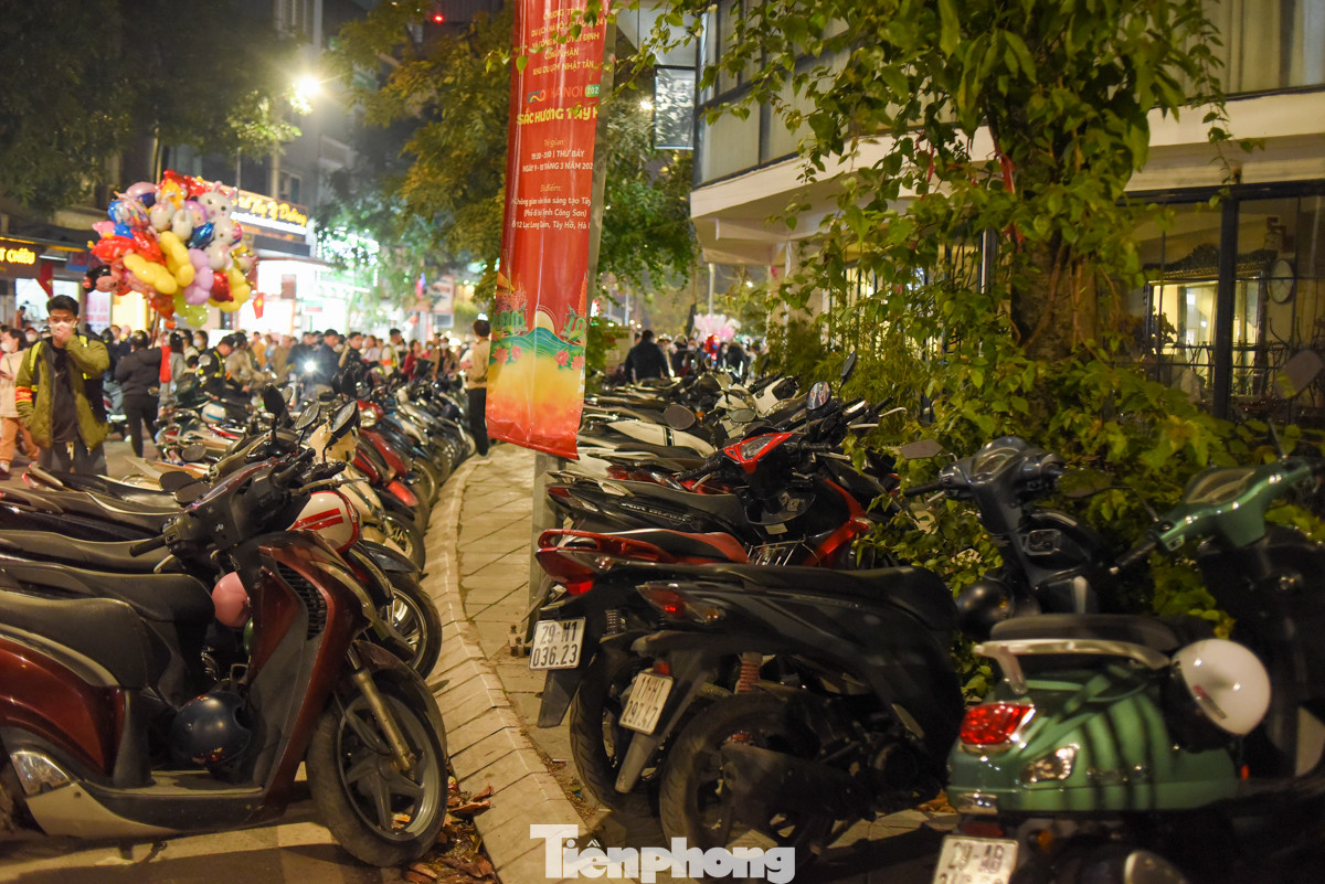 Bãi xe quanh phố đi bộ Trịnh Công Sơn kín xe, giá dao động từ khoảng 15.000 - 20.000 đồng/xe.
