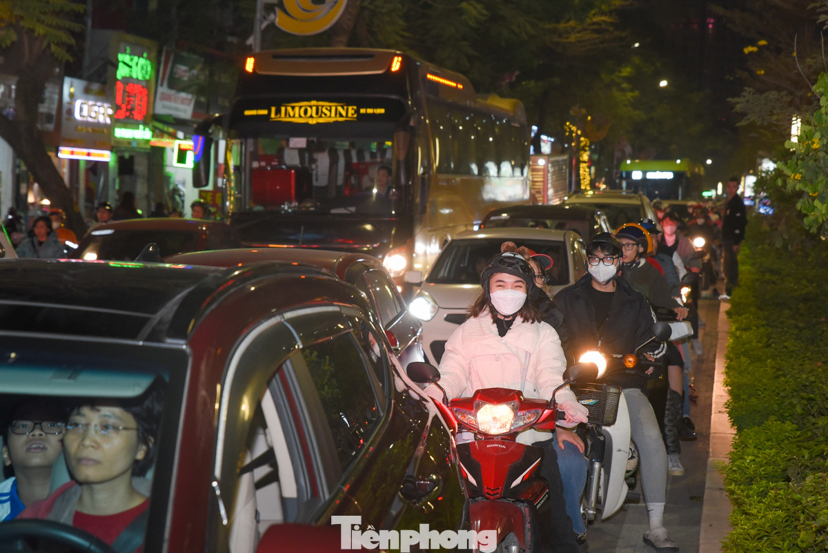 Lượng người đổ về quá đông khiến cho đường Lạc Long Quân tắc dài, các phương tiện phải nhích từng tí một để di chuyển.