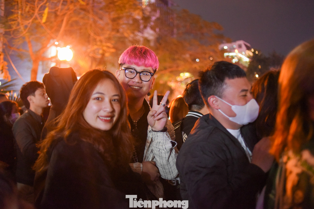 Nhiều bạn trẻ dẫn nhau đi để ngắm nhìn những chiếc máy bay tự lái trên bầu trời.