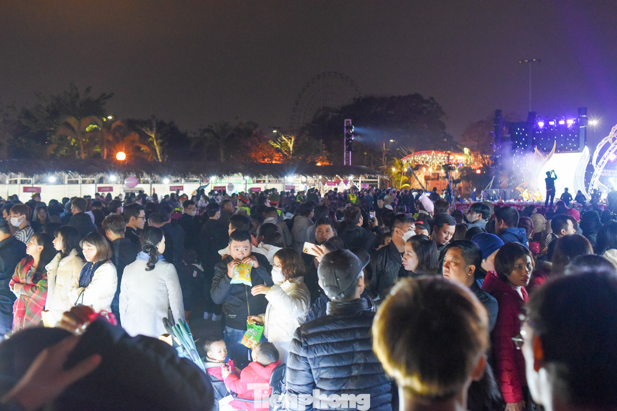 Rất nhiều người dân đến từ rất sớm, trước khoảng 1-2 tiếng đồng hồ để "xí" chỗ đẹp chờ đợi màn biểu diễn.