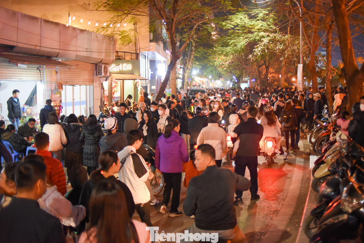 Rất nhiều người dân đến từ rất sớm, trước khoảng 1-2 tiếng đồng hồ để "xí" chỗ đẹp chờ đợi màn biểu diễn.