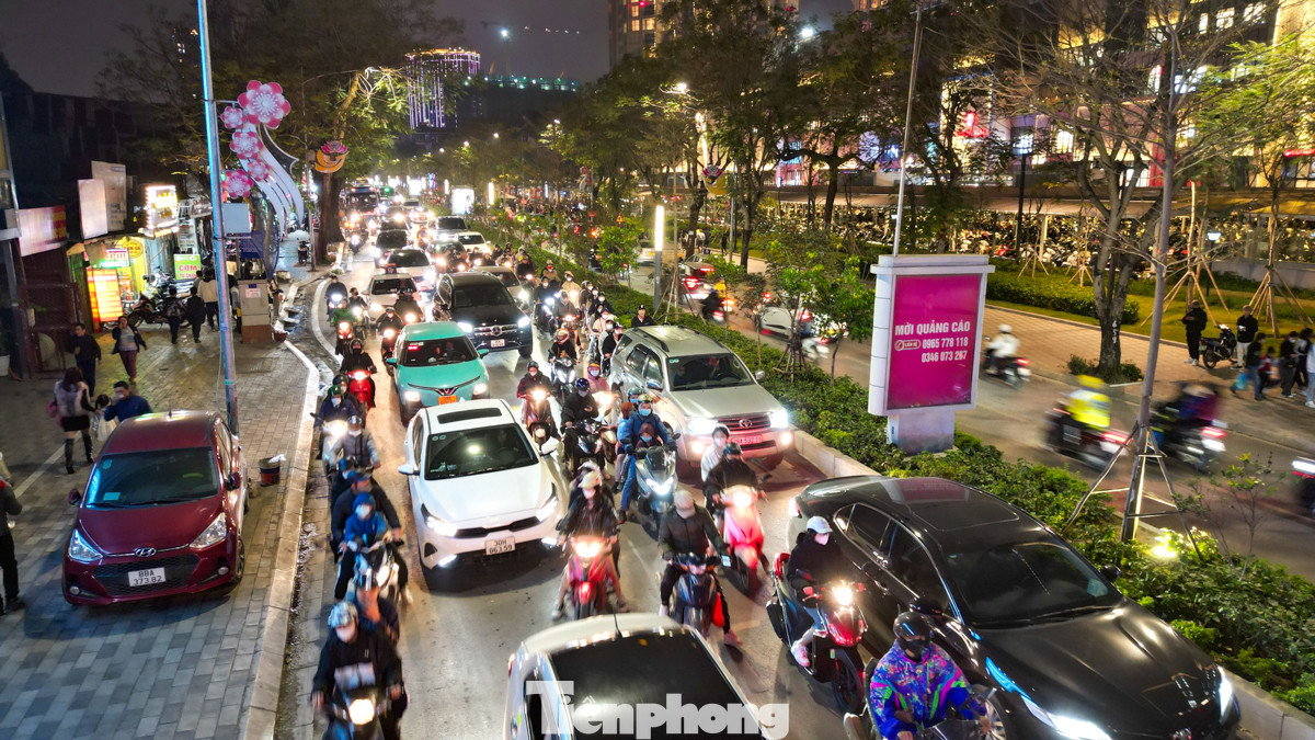 Sau thành công của Lễ hội ánh sáng "Rực rỡ Thăng Long" vào dịp Tết Nguyên đán vừa qua, hôm nay (9/3), một sự kiện trình diễn ánh sáng sẽ được diễn ra tại Hồ Tây. Sự kiện này nằm trong chương trình "Du lịch Hà Nội chào 2024 - Get on Hanoi 2024".