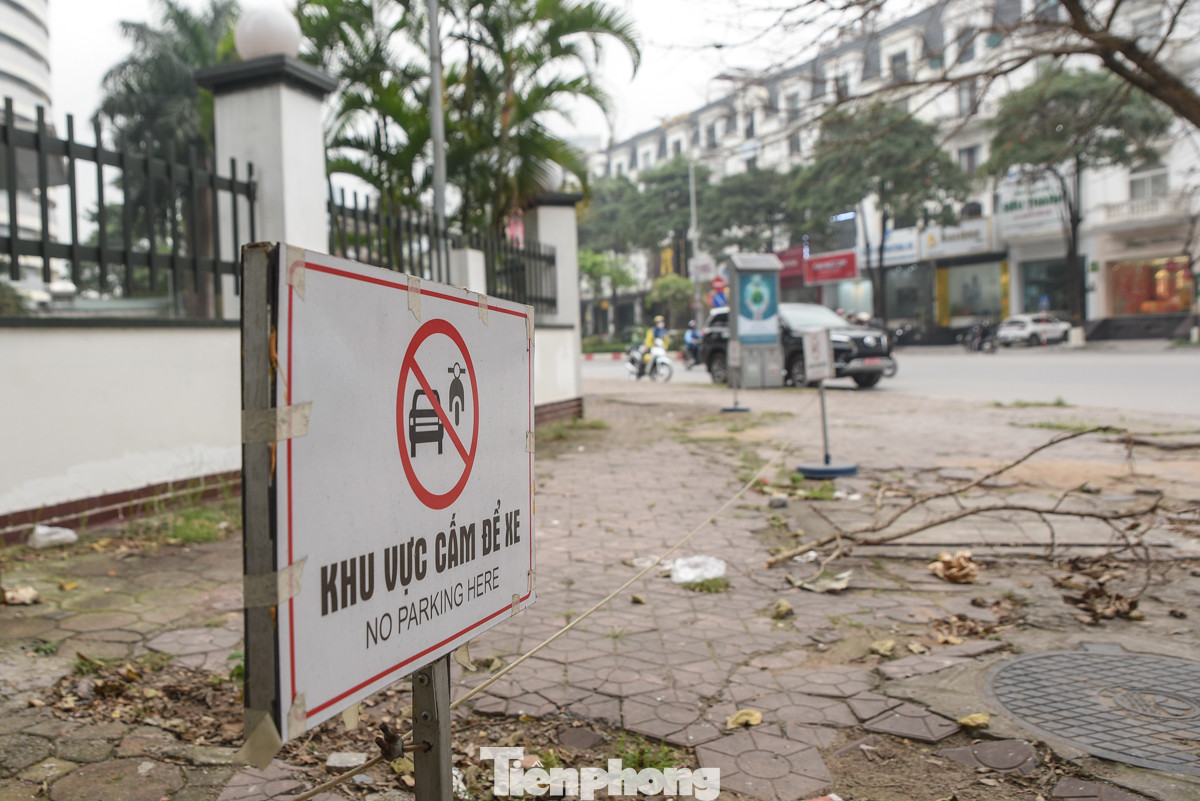 Một số chủ phương tiện cho biết, lý do họ đỗ xe là do không thấy ở đó có biến cấm đỗ, dừng thì sẽ được phép đỗ.