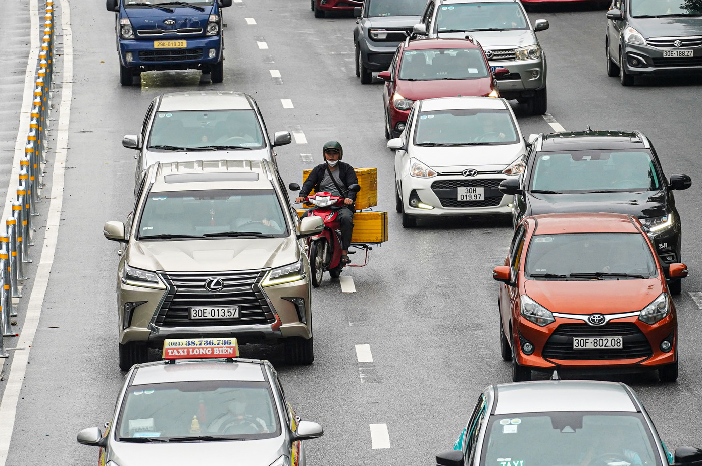 Có trường hợp còn bất chấp nguy hiểm để luồn lách trong làn dành riêng cho ô tô.