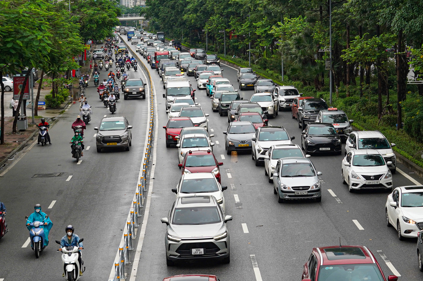 Hôm nay (1/7), Sở Xây dựng Hà Nội bắt đầu thí điểm phân làn ô tô, xe máy trên hai tuyến đường Võ Chí Công và Phạm Văn Đồng nhằm giảm xung đột giữa các phương tiện, từng bước lập lại trật tự giao thông và nâng cao an toàn cho người đi đường.