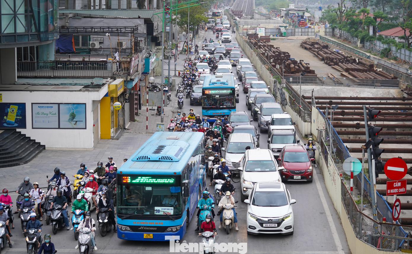 Là trục giao thông chính vào nội đô, giao thông trên các tuyến đường Đào Tấn - Kim Mã - Nguyễn Thái Học - Lê Duẩn thường xuyên đông đúc.
